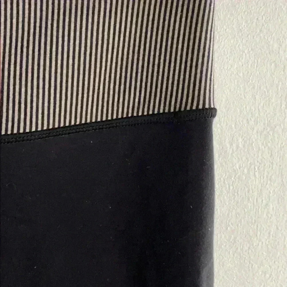 Lululemon crop leggings. Size 8. - Picture 2 of 6